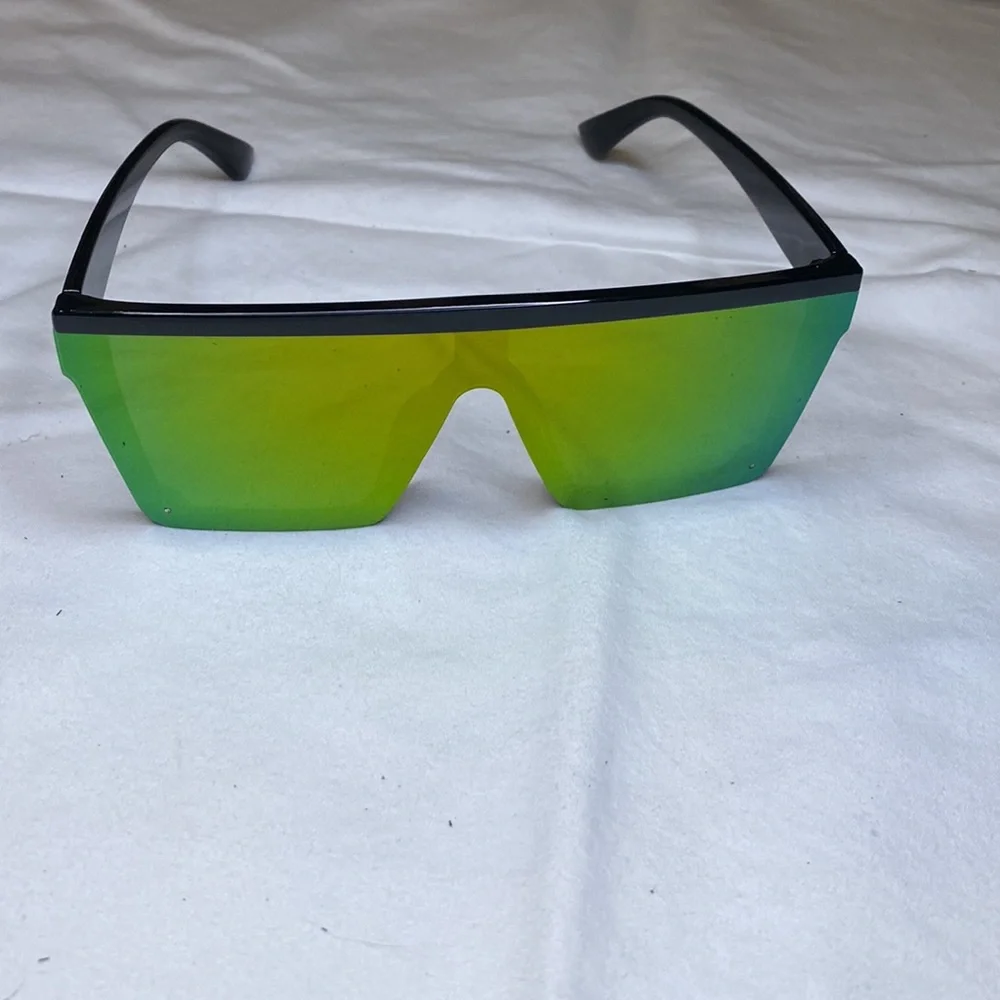 One-Piece Large Framed Fashion Sunglasses with Soft Case